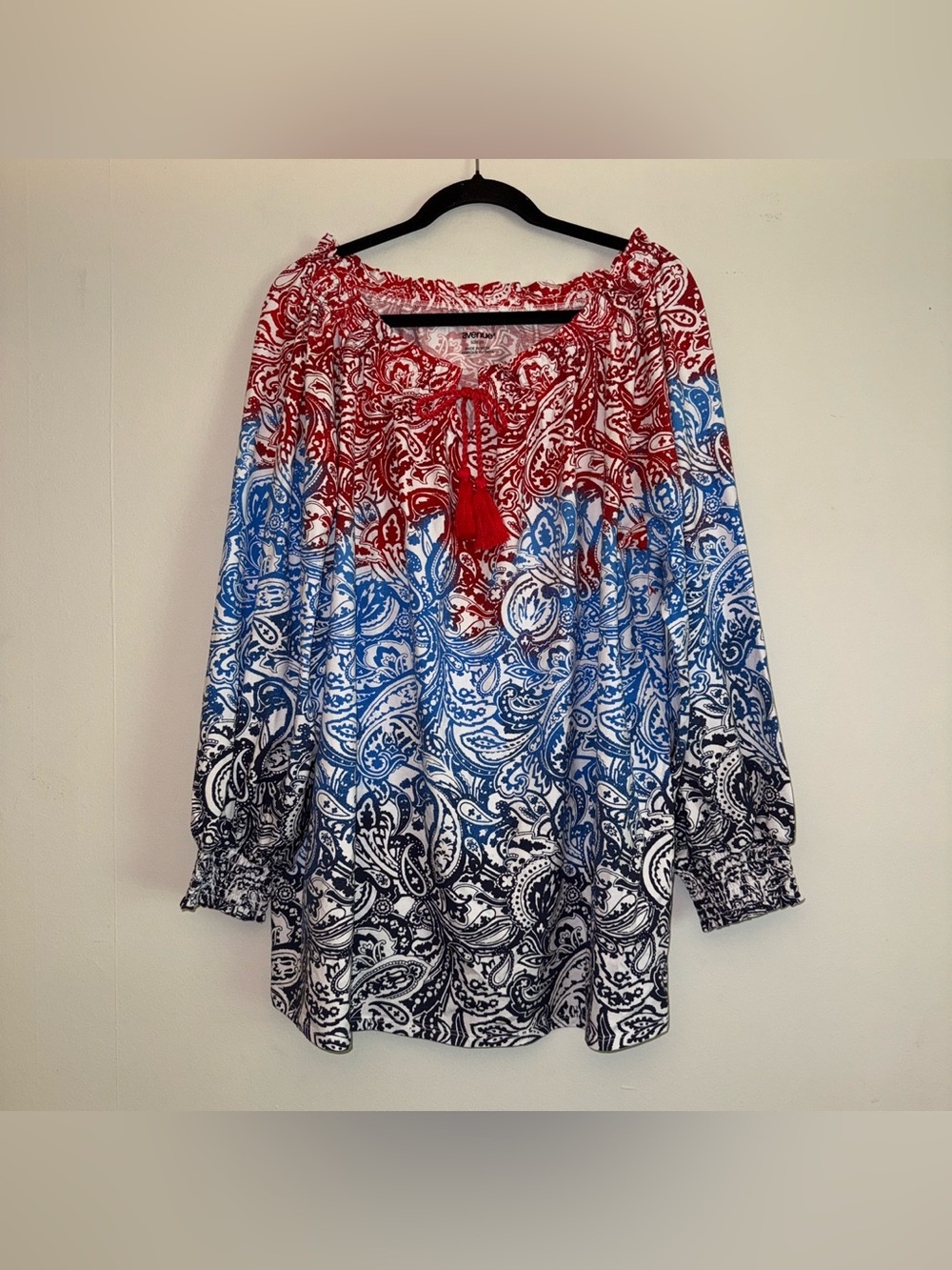 NWOT AVENUE women’s Red, white and blue paisley print blouse Sz 20 ✨